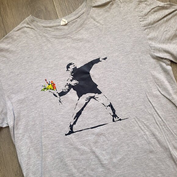 Gray Banksy Man Throwing Flowers print t-shirt, size XXL - Picture 4 of 7